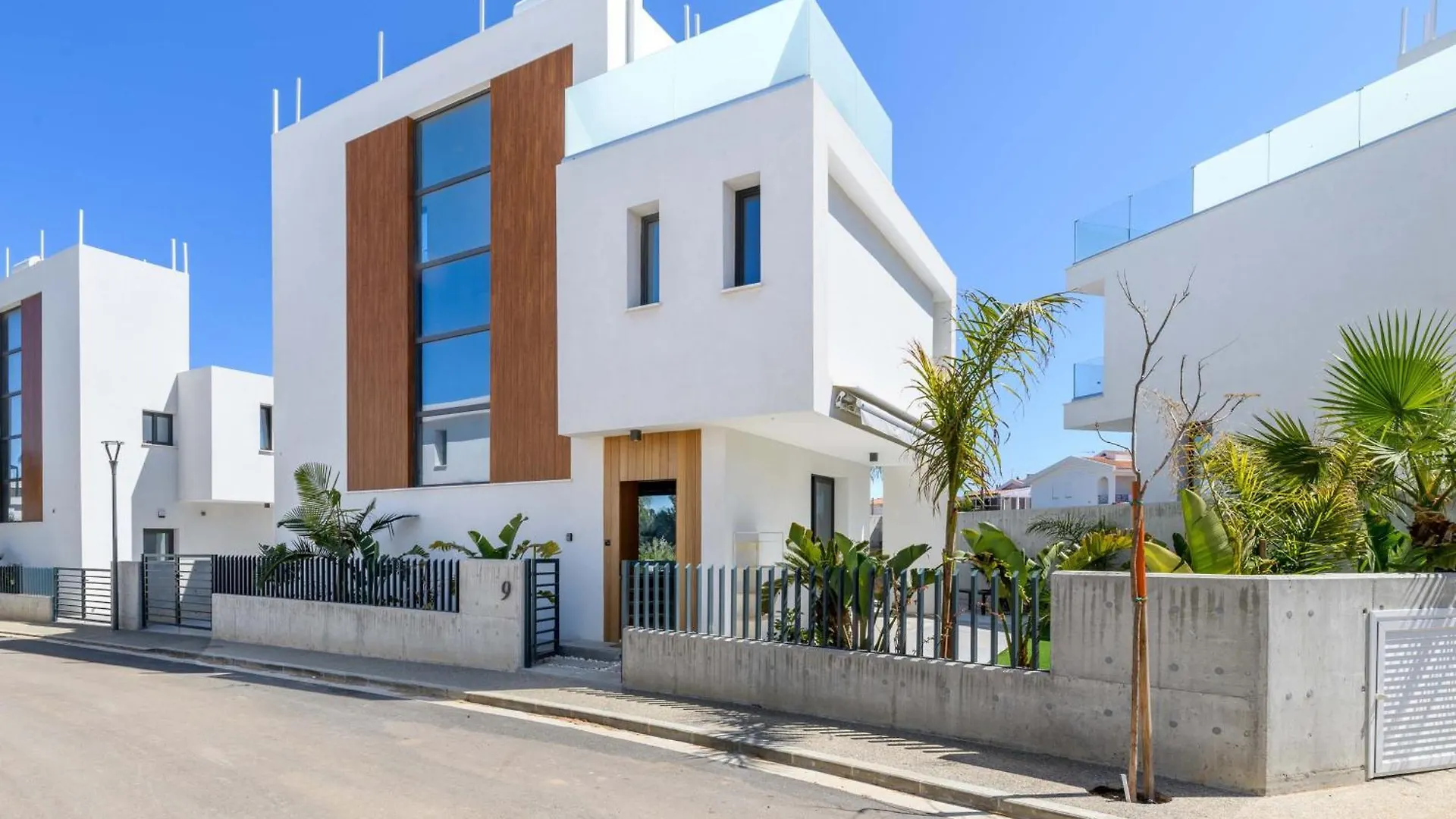 By The Beach - Royal Sapphire Villa Protaras